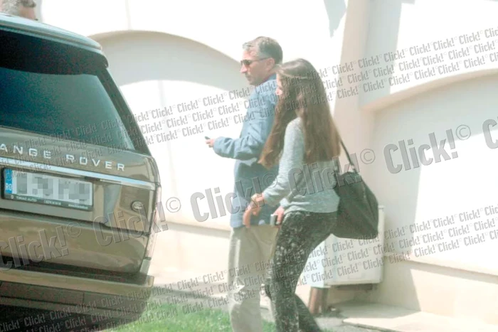 Dan Petrescu şi fiica sa, Chelsea, merg mână în mână pe stradă, bucuroşi că s-au revăzut (FOTOGRAFII: CAPS)