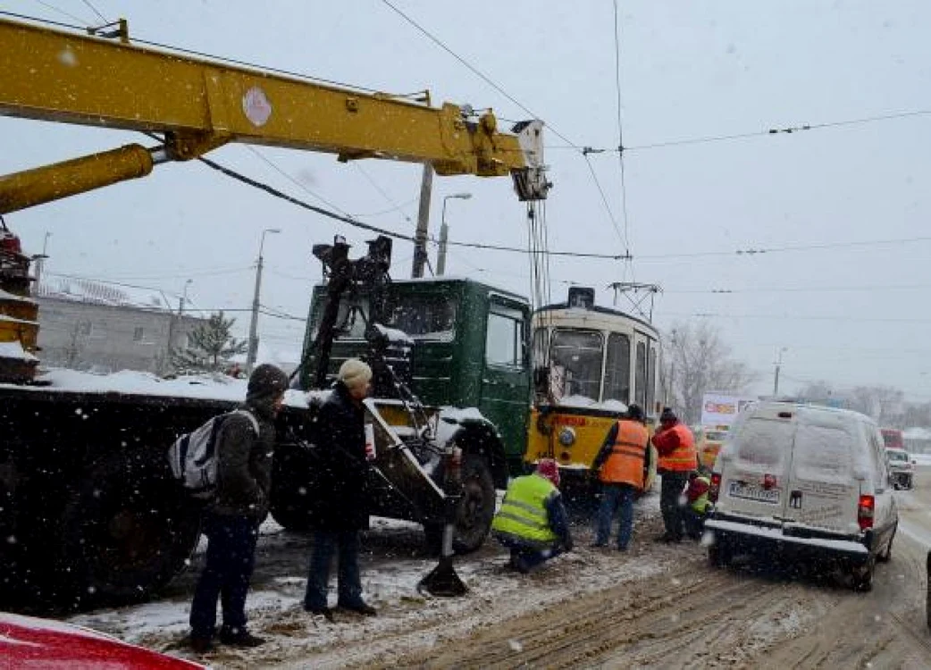 Repunerea pe şine a tramvaiului deraiat a durat câteva zeci de minute FOTO Ziarul de Iaşi