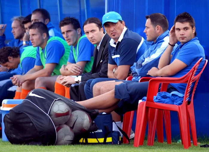 Adrian Moise (al doilea din dreapta), alături de Dumitru Stângaciu şi de Mihai Stoica FOTO Rpressport.ro