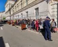 Pelerinii stau ore întregi la coadă pentru a ajunge la racla cu moaștele Sf. Parascheva