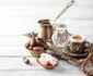Cafeaua turcească și dulcele care o însoțește rahat, curmale Foto Shutterstock