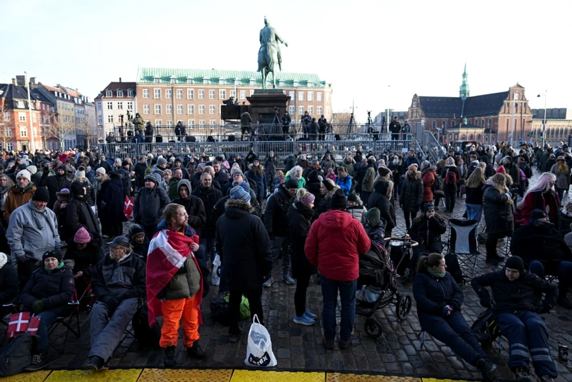Danezii se adună în Piața Castelului din Copenhaga pentru abdicarea reginei Foto EPA EFE