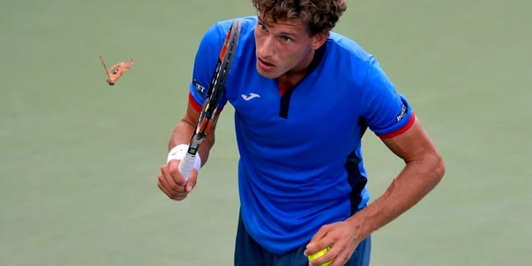 Tenismenul Pablo Carreno Busta din Spania se uită la un fluture în timp ce se pregăteşte să servească mingea tenismenului Kuznetsov din Rusia în timpul Winston Salem  Open în Carolina de Nord FOTO Guliver Gettyimages Grant Halverson