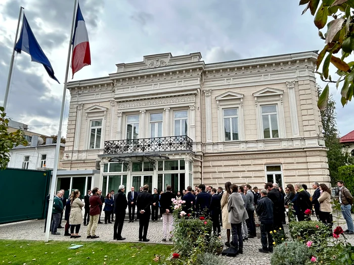 Sute de cetăţeni francezi, aşteptaţi la vot, în București. FOTO Ambassade de France en Roumanie