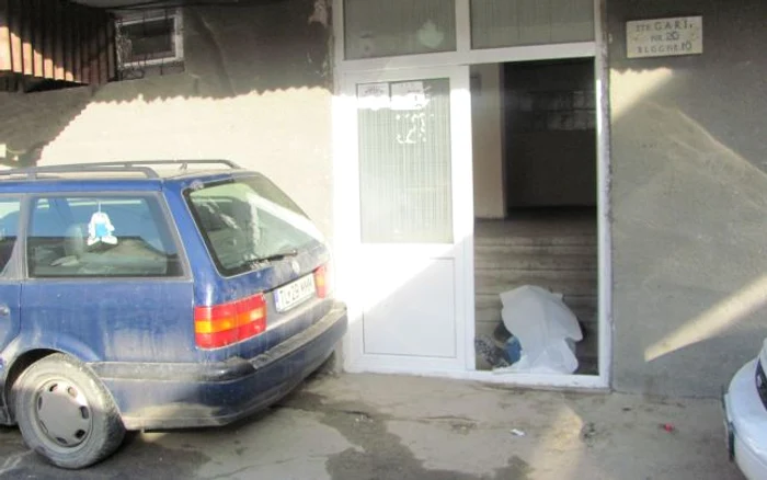 Intrarea în scara de bloc