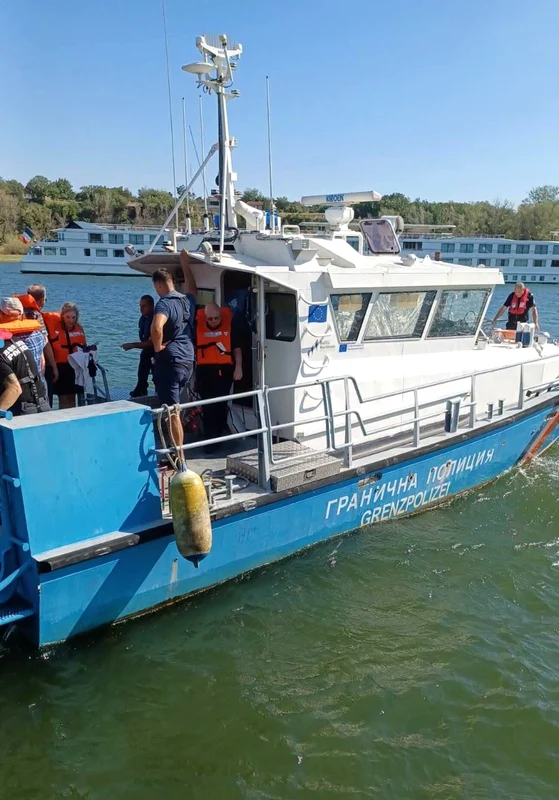 Pasagerii navei eșuate pe Dunăre au fost evacuați FOTO Facebook / Poliția Bulgară