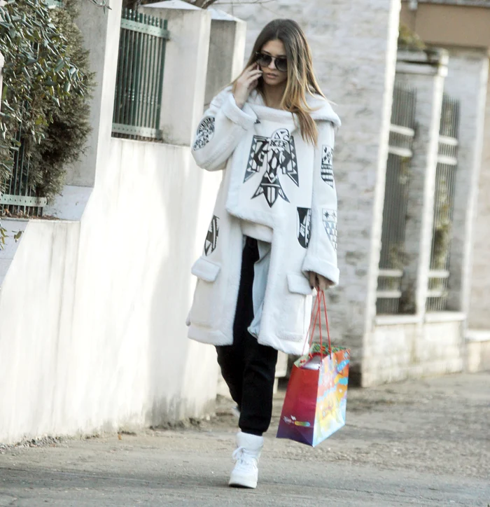 Antonia - nota 9,5 Îmi place foarte mult  haina supradimensionată  cu motive amerindiene.  E superbă, la fel şi  ghetele. Cu pantalonii  nu sunt prea împăcată,  dar bine că nu se  văd prea mult