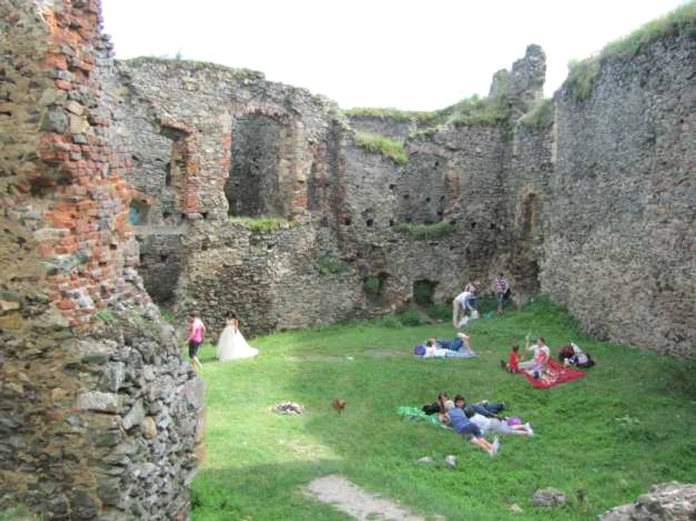 Cetatea Şoimoş este loc de relaxare pentru turişti FOTO Ştefan Both