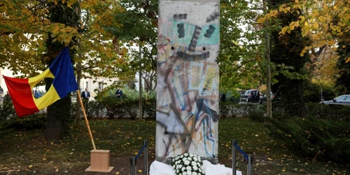 O bucată din Zidul Berlinului în curtea Academiei Române din Bucureşti FOTO Inquam Photos George Călin