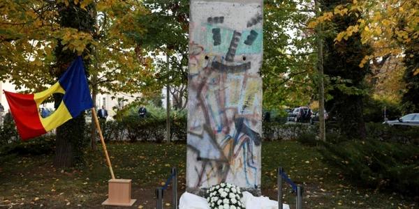 O bucată din Zidul Berlinului în curtea Academiei Române din Bucureşti  FOTO Inquam Photos  George Călin