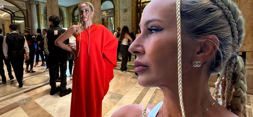 Crina Abrudan face senzație pe podium, ca model dar se va lansa și ca designer! Cine crede în ea și o ajută!
