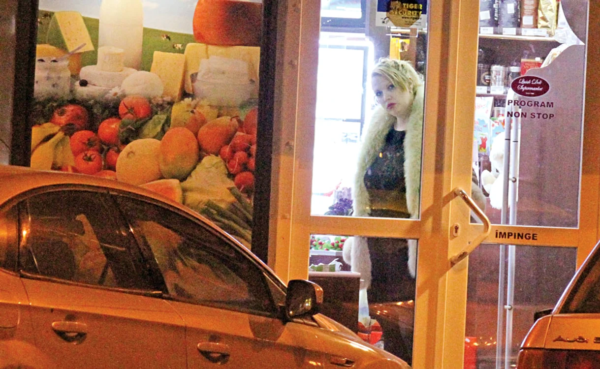 
    Oana Lis a paralizat  de frică: s-a uitat în  toate direcţiile şi nu a  ieşit din magazin decât  atunci când căţelul nu  s-a mai văzut în zareFoto: Blitz  
