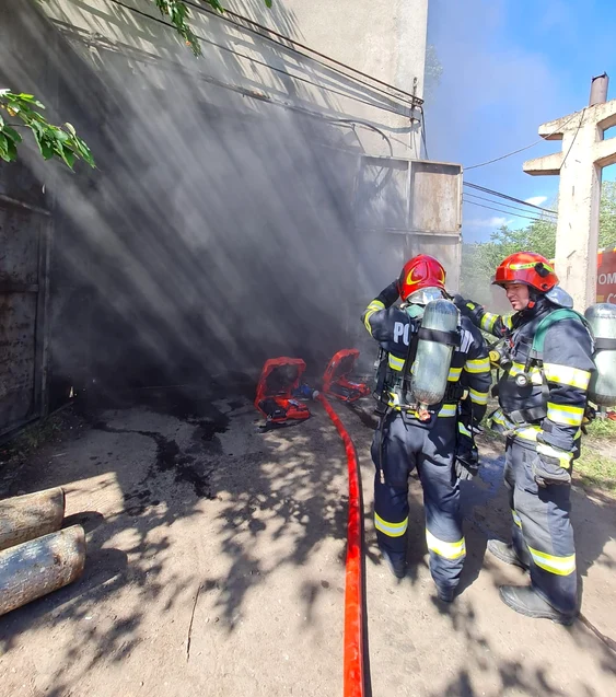 Incendiu la o hală din Ploiești FOTO: ISU Prahova