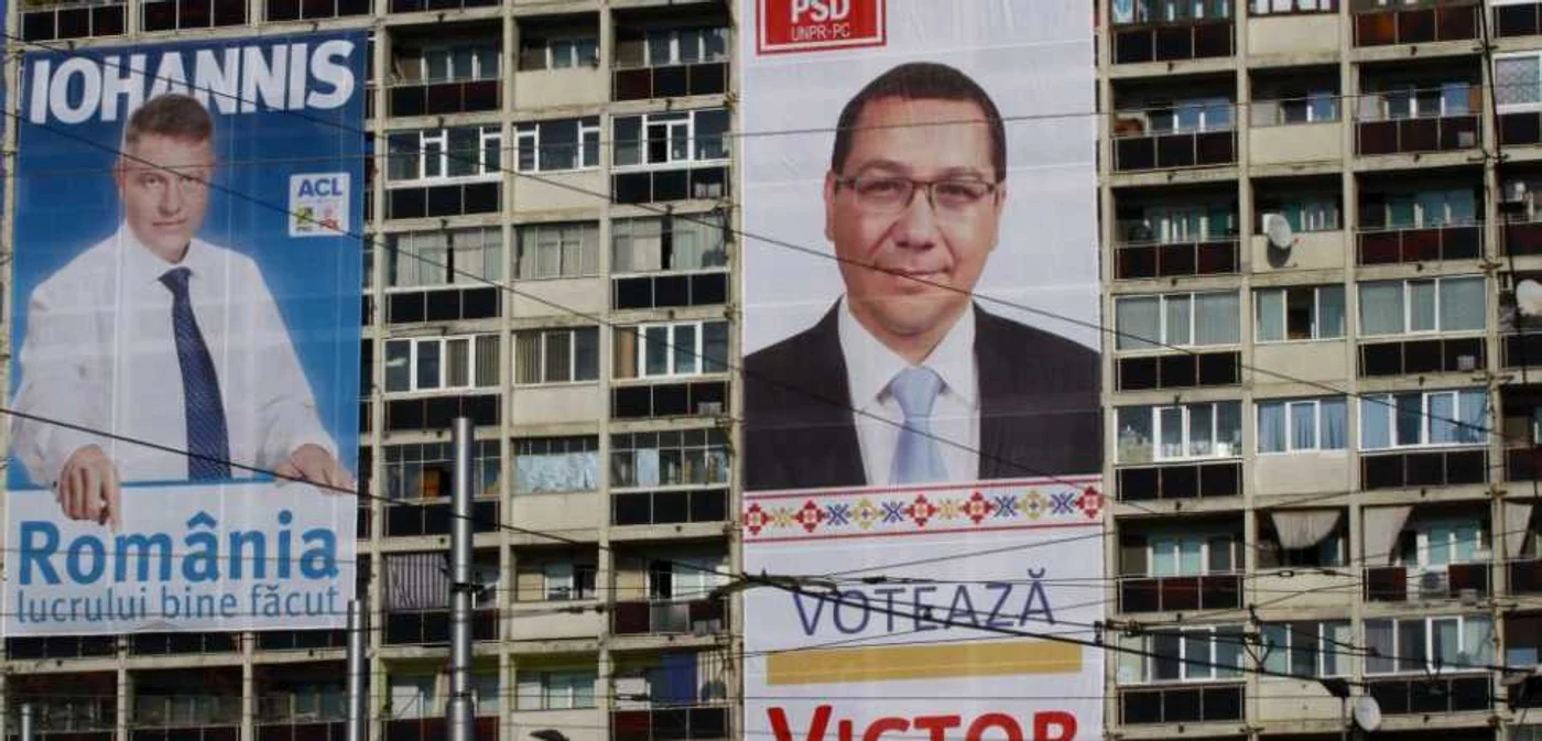 Afişe cu Victor Ponta şi Klaus Iohannis, în plină campanie electorală FOTO Mediafax