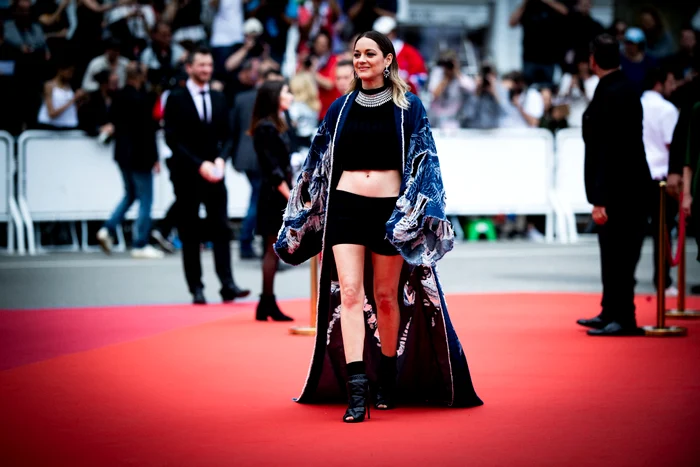 Marion Cotillard, în pantaloni scurți pe covorul roșu de la Cannes