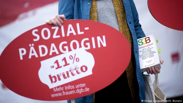 O femeie la un protest pentru salarii echitabile