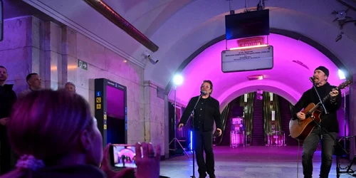 Bono Paul David Hewson solistul trupei rock U2 şi chitaristul David Howell Evans (D) canta intr-o statie de metrou care este un adăpost antiatomic în centrul capitalei ucrainene Kiev 8 mai 2022 FOTO AFP/ Serghei Supinsky 