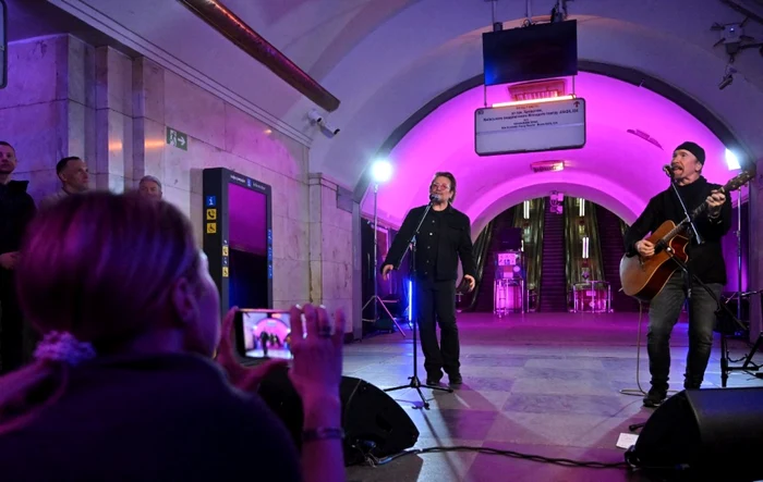 Bono Paul David Hewson, solistul trupei rock U2, şi chitaristul David Howell Evans cântă într-o staţie de metrou din Kiev. 8 mai 2022 FOTO AFP/ Serghei Supinsky
