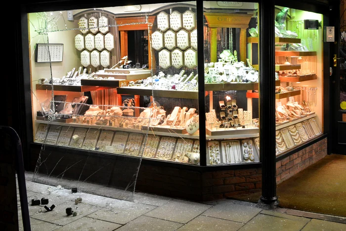 Hoţii au decupat un chenar perfect