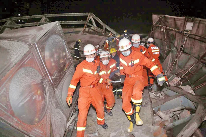 Peste 1.000 de salvatori au săpat fără încetare după supravieţuitori