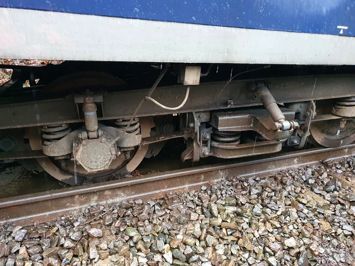 
    Trenul a deraiat din cauza pietrelor căzute de pe versanți pe calea ferată Fotografii: CFR Călători  