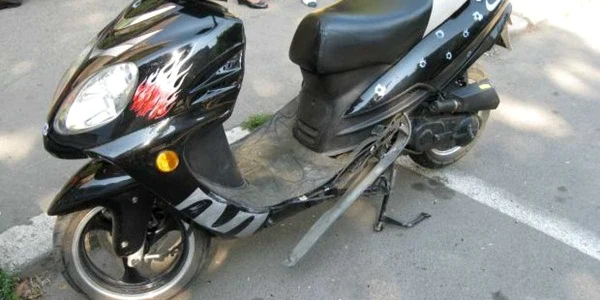 Pasagerul de pe moped a fost rănit uşor (Foto: arhiva Adevărul)
