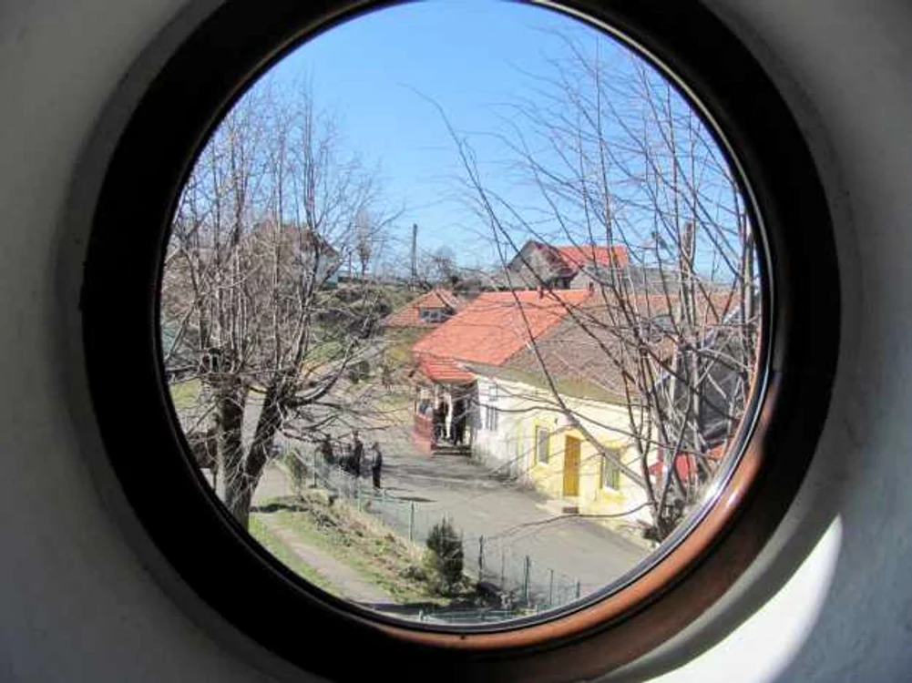 Centrul satului Ravensca, văzut din turla bisericii. FOTO Ştefan Both