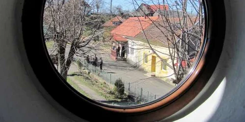 Ravensca văzută prin geamul bisericii romano-catolice