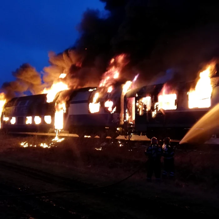 Trafic feroviar oprit temporar și întârzieri mari după ce un tren cu pasageri a luat foc