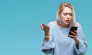 Fexting  Ce este si cum afecteaza relatiile  Sursa foto shutterstock 1241420521 jpg