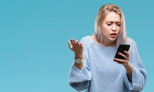 Fexting  Ce este si cum afecteaza relatiile  Sursa foto shutterstock 1241420521 jpg