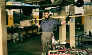 mecanic auto service reparat masina shutterstock 28094464 jpeg