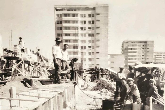 Perioada ceaușistă, în care în toată țara se ridicau din ce în ce mai multe blocuri. FOTO: facebook