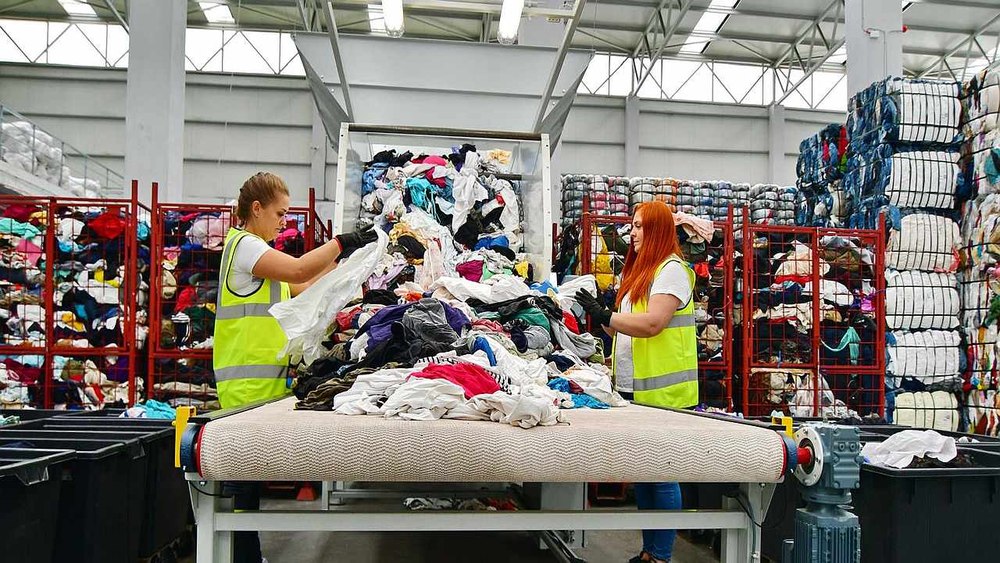Reutilizarea și reciclarea textilelor – între obligație și necesitate pentru societate și mediul în care trăim!
