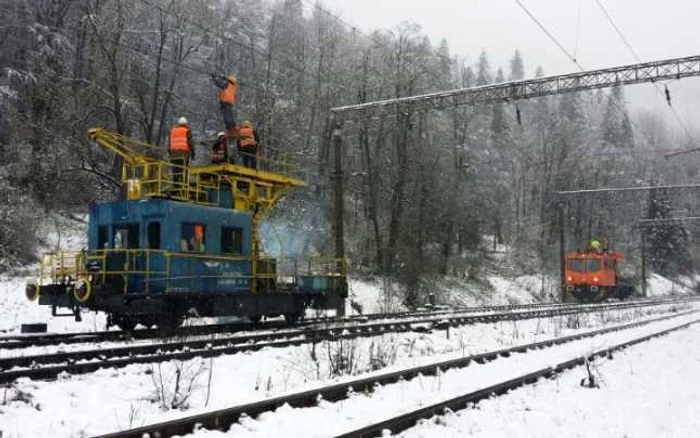 MUncitorii lucrează la eliberarea căii ferate