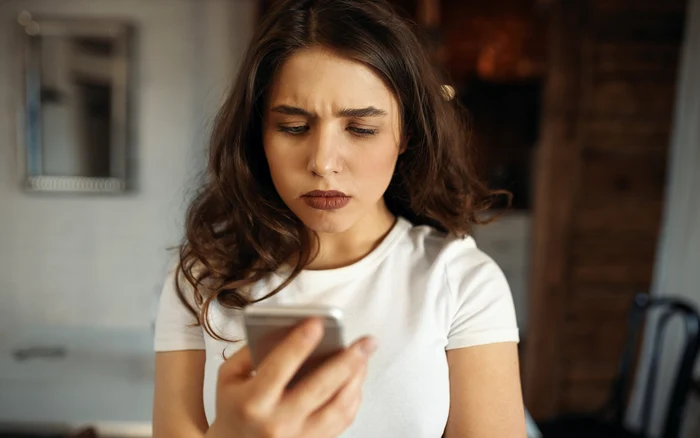 Folosirea telefoanelor mobile nu este întotdeauna un remediu pentru plictiseală. FOTO: Freepik.com