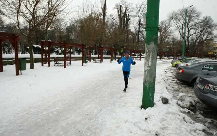 Bucureştenii aleargă chiar dacă pe trotuare stratul de gheaţă este consistent FOTO Marian Iliescu