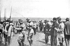 Soldați români decorați de regele Ferdinand (sursa: Gogu Negulesco, Rumania's sacrifice, New York Century Co, 1918)