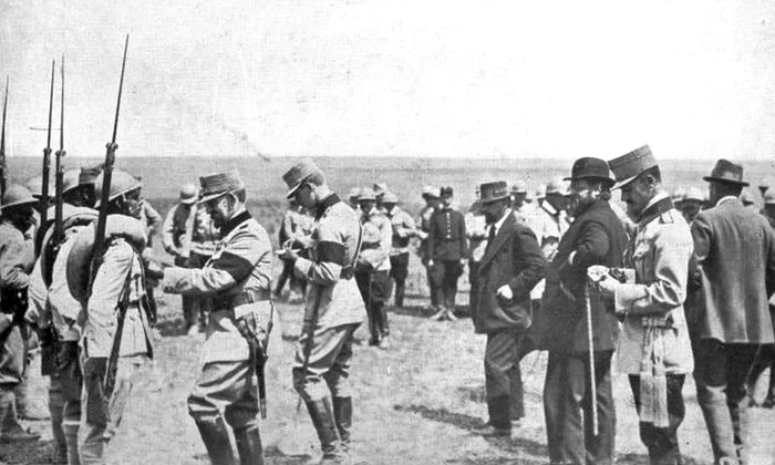 Soldați români decorați de regele Ferdinand (sursa: Gogu Negulesco, Rumania's sacrifice, New York Century Co, 1918)