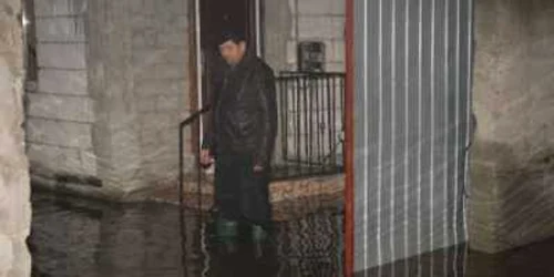 Oamenii cer ajutorul autorităţilor pentru a scăpa de coşamrul apelor
