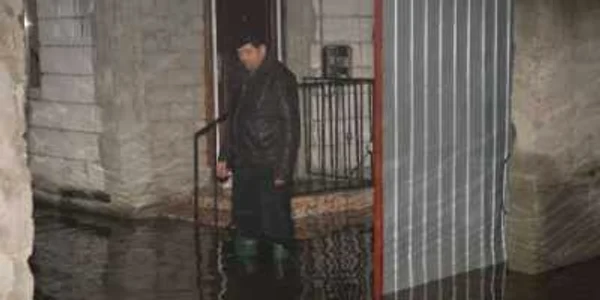 Oamenii cer ajutorul autorităţilor pentru a scăpa de coşamrul apelor