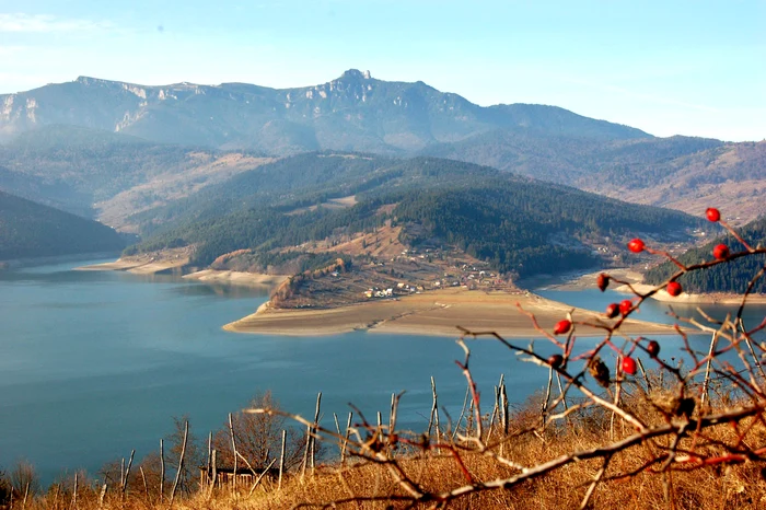 Lacul de acumulare se întinde pânăla poalele Ceahlăului FOTO CooltNeamt.ro