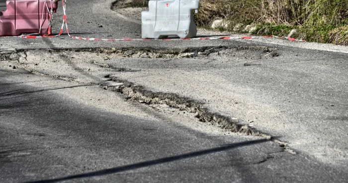 După vizita la faţa locului a reprezentanţilor CJ Dâmboviţa, la sesizarea edilului din Pucioasa, în care s-a constatat starea drumului, singura măsură luată a fost semnalizarea zonei prin montarea unor semne distincte