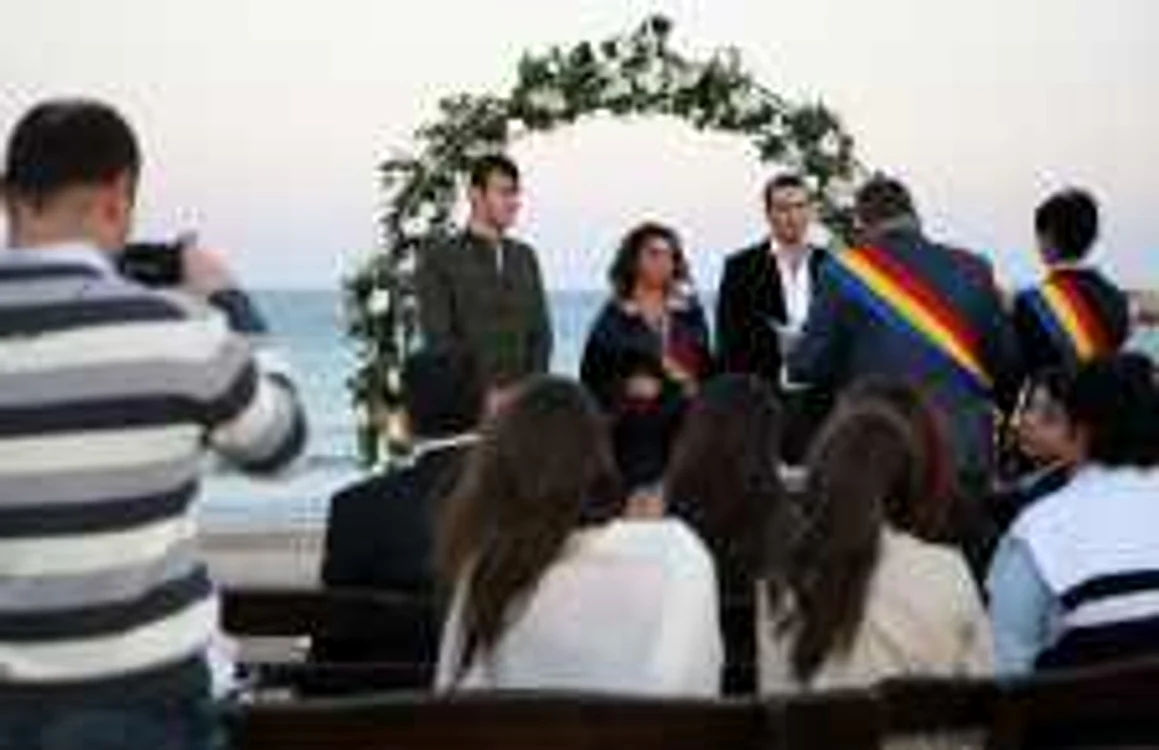 Ceremonia s-a oficiat sub o arcadă de flori 