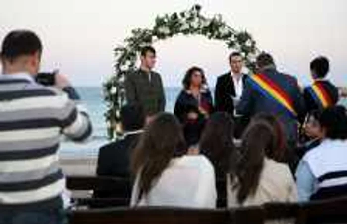 Ceremonia s-a oficiat sub o arcadă de flori