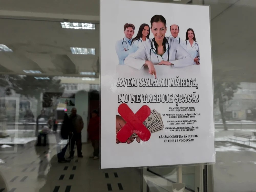 Afişul a fost postat atât la intrarea în spital, cât şi la fiecare secţie medicală FOTO: Alina Mitran