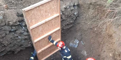 salvare barbat mal de pamant Suceava FOTO ISU Suceava jpg