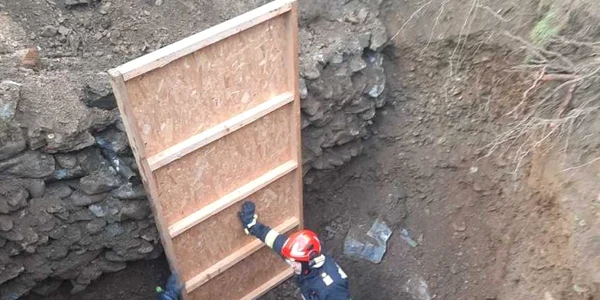 salvare barbat mal de pamant Suceava FOTO ISU Suceava jpg