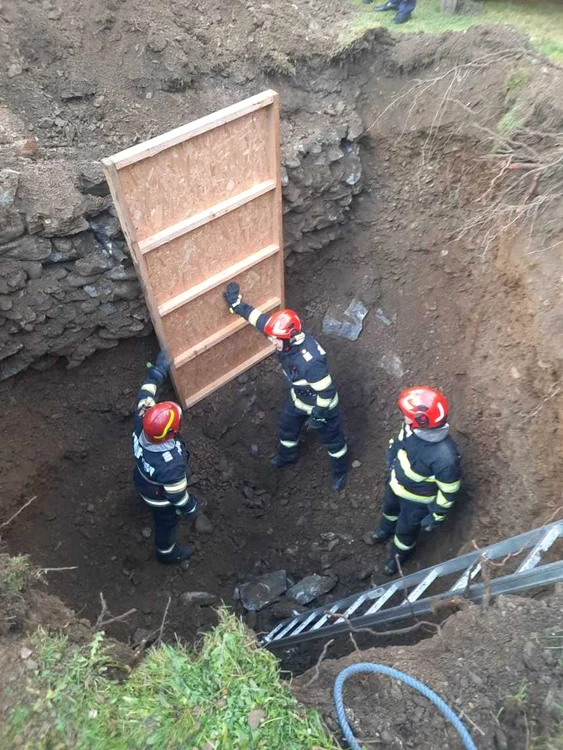 Pompierii au lucrat opt ore ca să îl scoată pe bărbat de sub malul de pământ FOTO ISU Suceava
