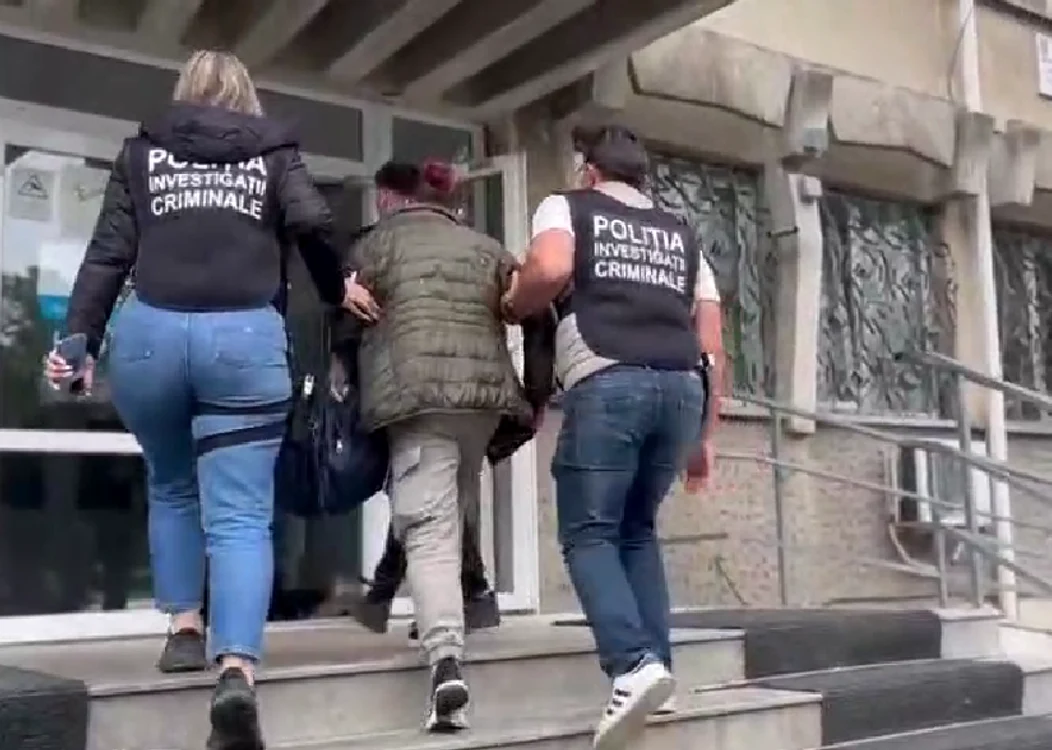 Femeia a fost reținută de polițiști FOTO: captură video